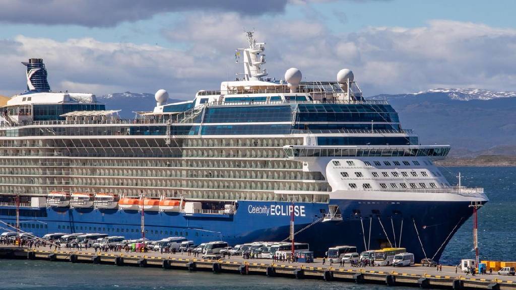 Cuatro cruceros coincidieron en Ushuaia en otra jornada de gran movimiento de pasajeros