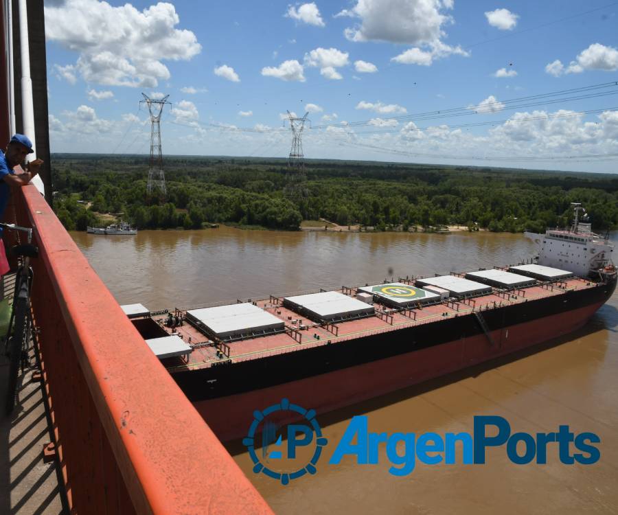 Nuevas fotos y video: definen cómo mover el buque que chocó en Zárate Brazo Largo