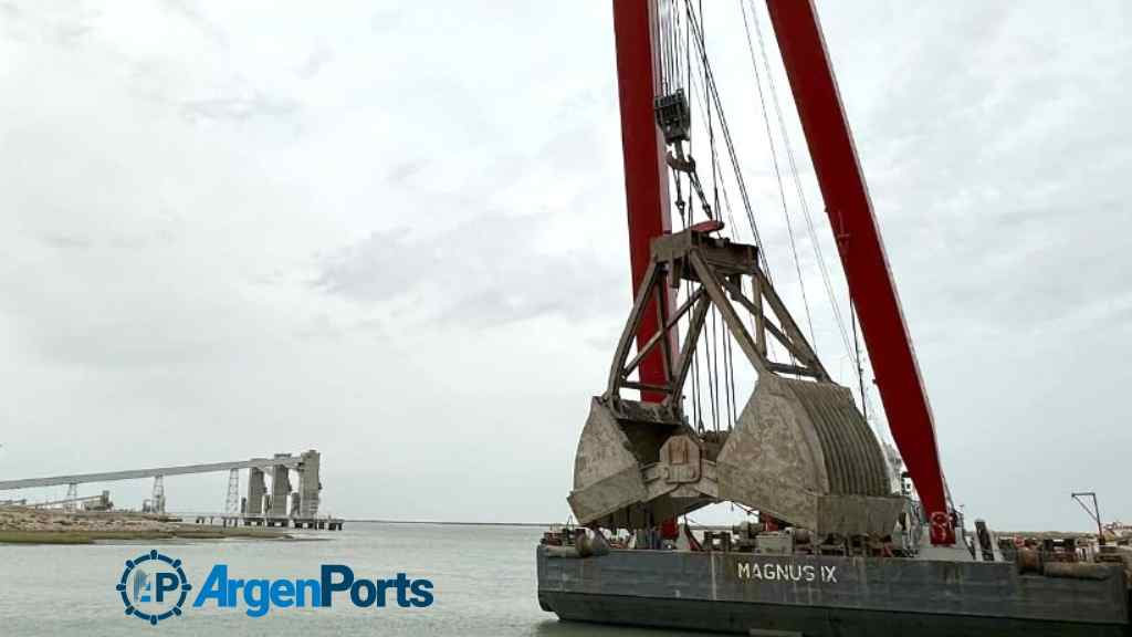 Bahía Blanca: extraen del mar elementos de un muelle caídos durante el temporal de diciembre