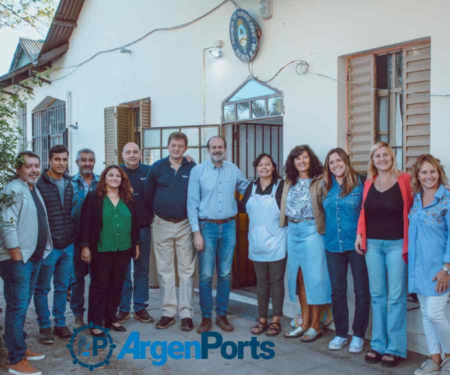 Recorrida de Susbielles y representantes de TGS por una de las escuelas reparadas