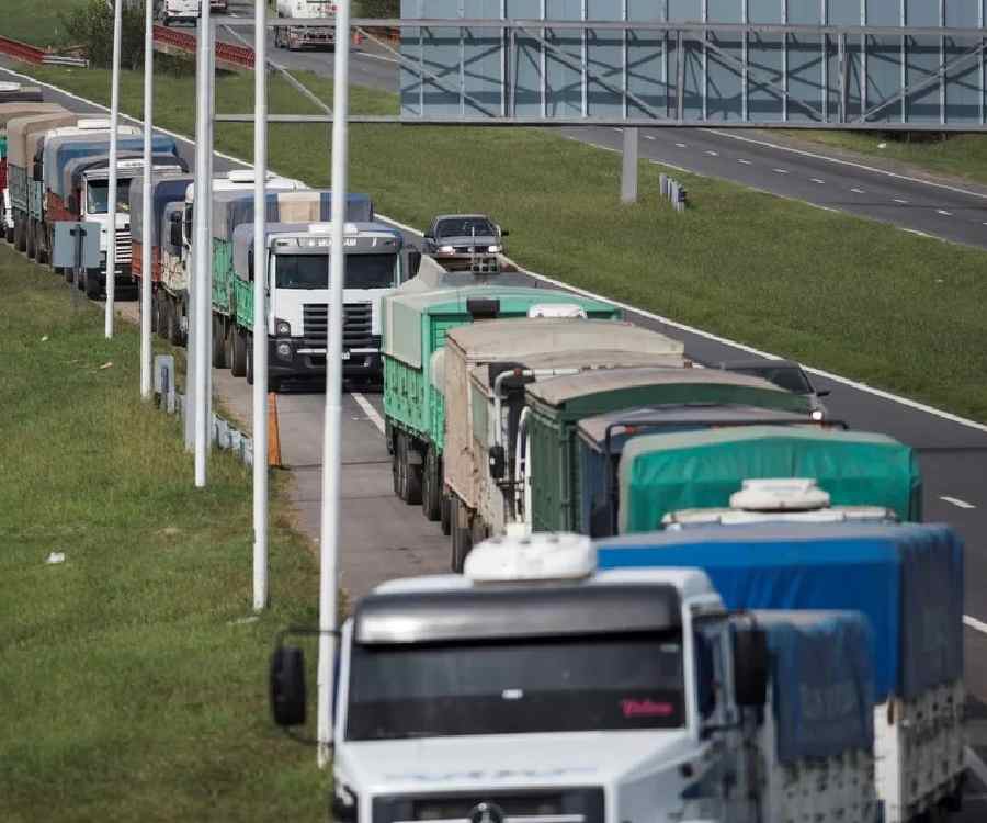 Un aluvión de camiones colapsa las rutas y puertos del sur santafesino