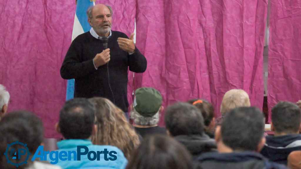 Charla de Horacio Tettamanti con vecinos sobre vías navegables y soberanía nacional