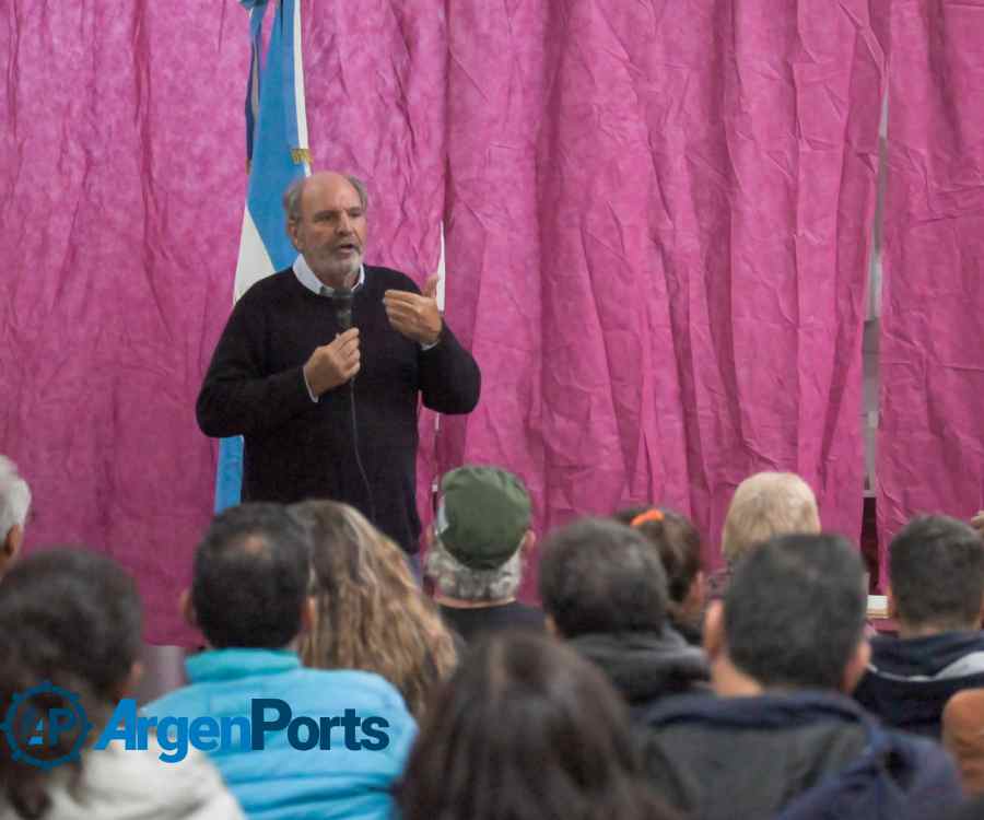 Charla de Horacio Tettamanti con vecinos sobre vías navegables y soberanía nacional