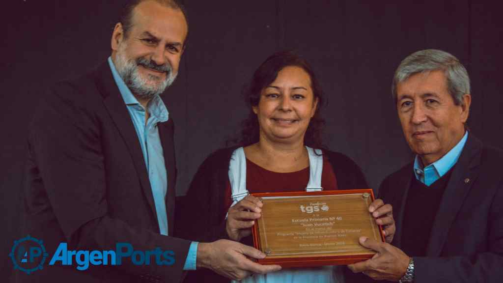 El CEO de tgs recorrió junto a Susbielles una de las escuelas bahienses reparadas tras el temporal