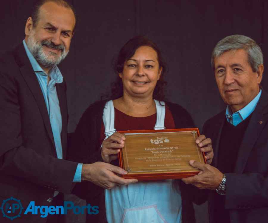 El CEO de tgs recorrió junto a Susbielles una de las escuelas bahienses reparadas tras el temporal