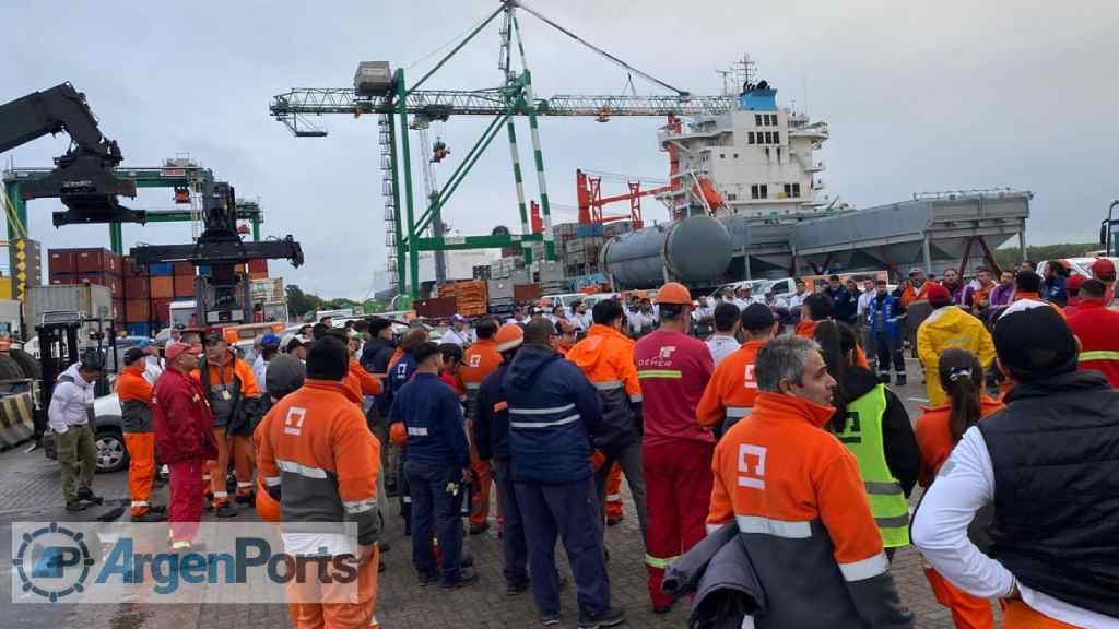 Asamblea de la FeMPINRA en puerto Dock Sud contra el pago de ganancias y la Ley Bases