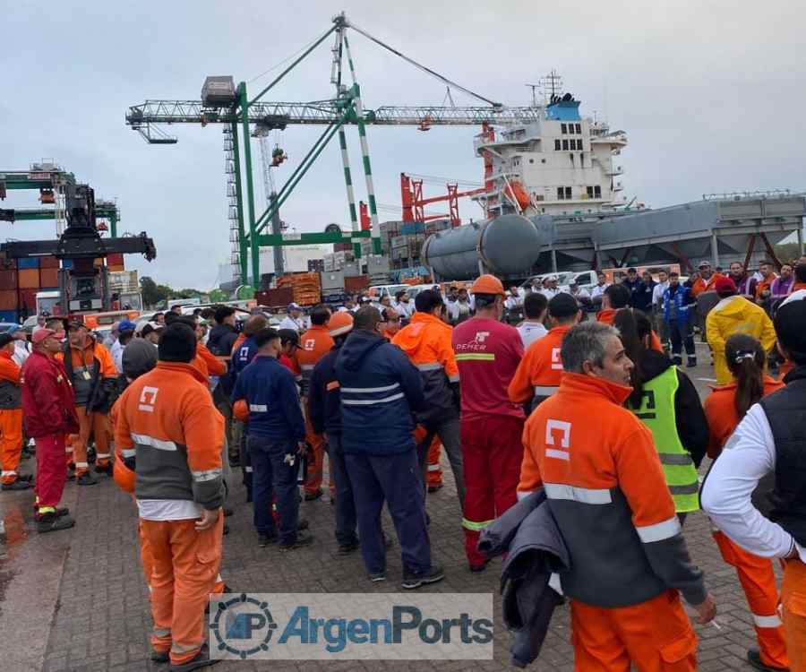 Asamblea de la FeMPINRA en puerto Dock Sud contra el pago de ganancias y la Ley Bases