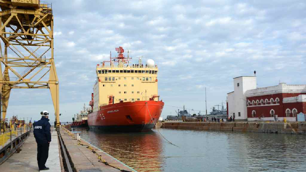 En fotos: ya está en dique seco en Puerto Belgrano el rompehielos ARA Almirante Irízar