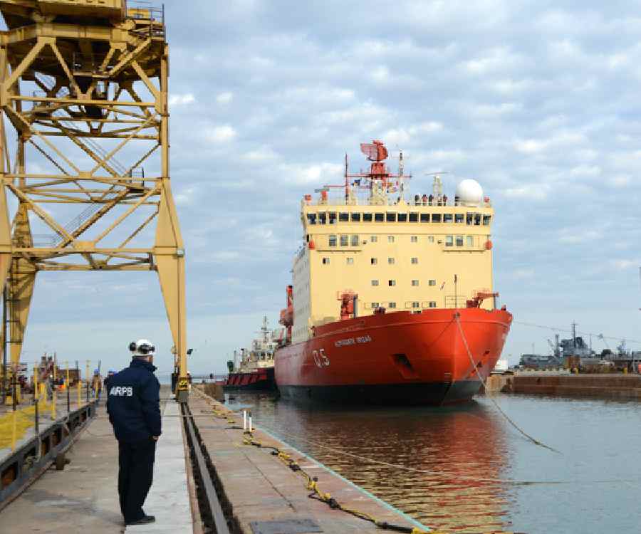 En fotos: ya está en dique seco en Puerto Belgrano el rompehielos ARA Almirante Irízar