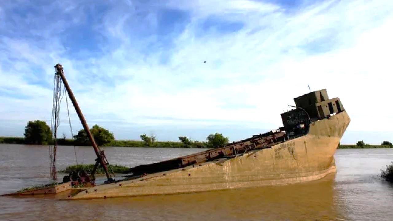 Un barco de cemento perdido en la inmensidad del Delta