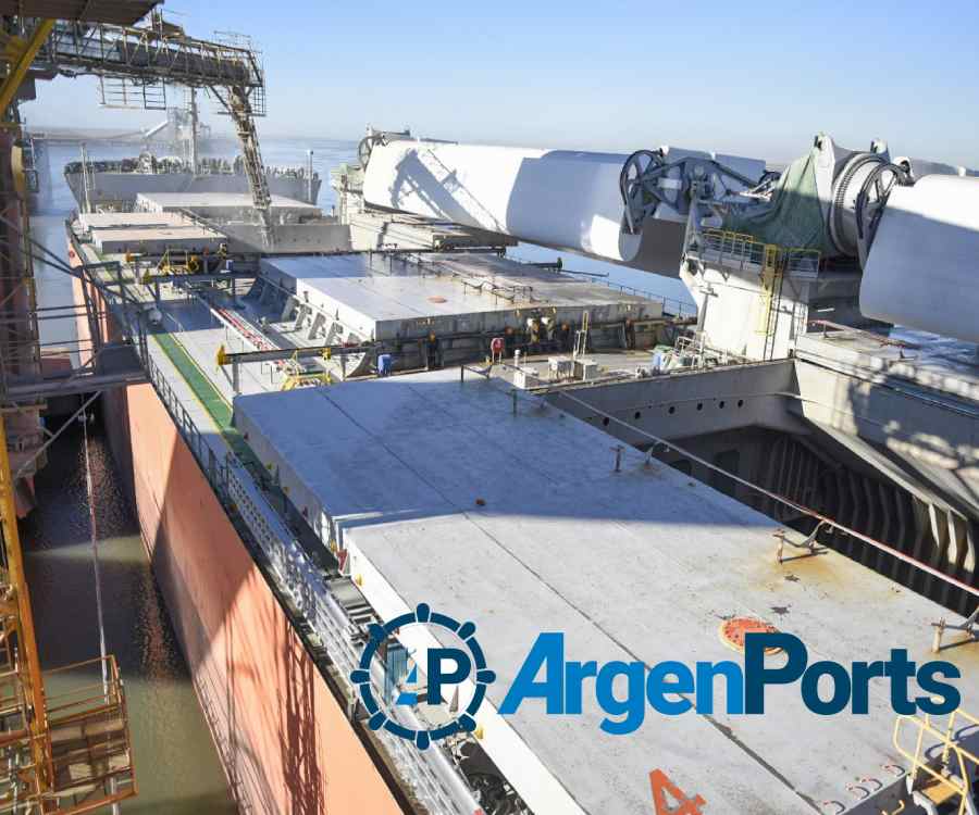 En un hecho histórico, ya amarró en el puerto de Bahía Blanca un granelero con velas metálicas