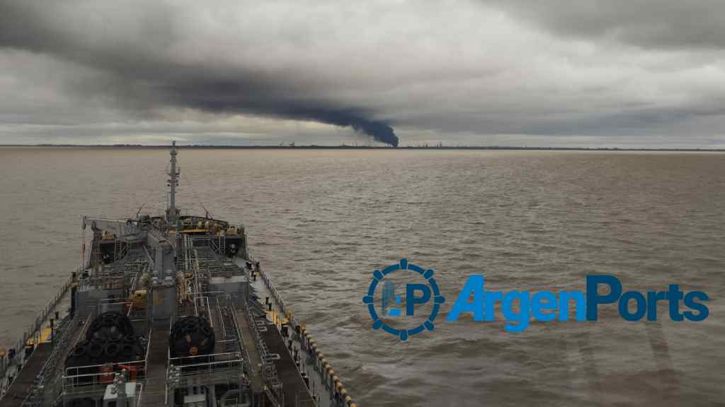 En fotos: impactante incendio en la refinería de YPF en Ensenada