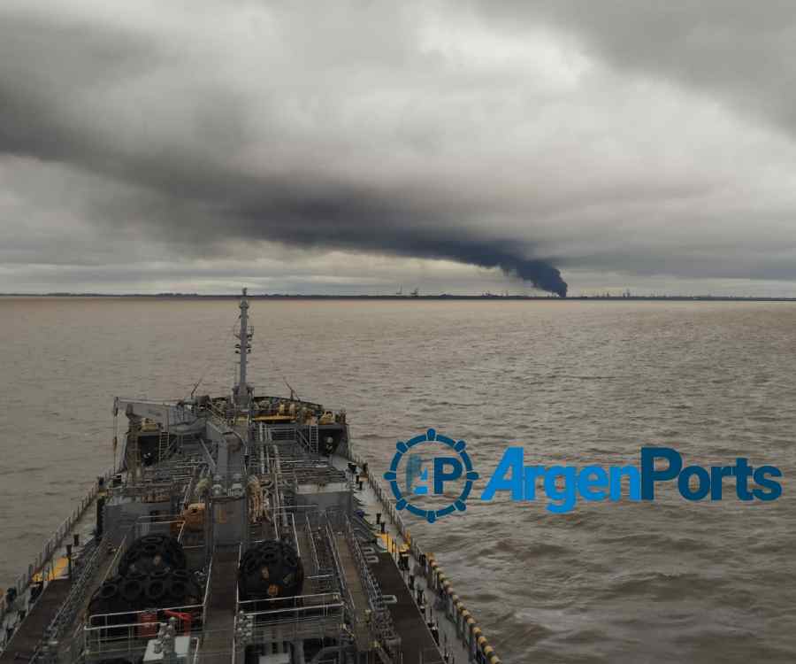 En fotos: impactante incendio en la refinería de YPF en Ensenada