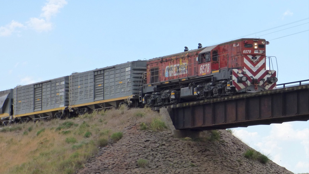 El puerto de Bahía Blanca mira hacia el norte y al viejo ferrocarril francés