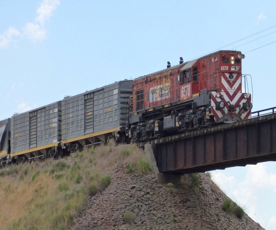 El puerto de Bahía Blanca mira hacia el norte y al viejo ferrocarril francés