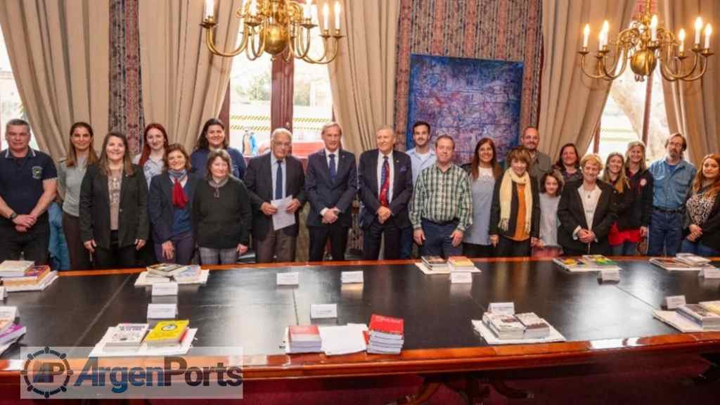 Donación de libros en la Fundación Bolsa de Comercio de Bahía Blanca