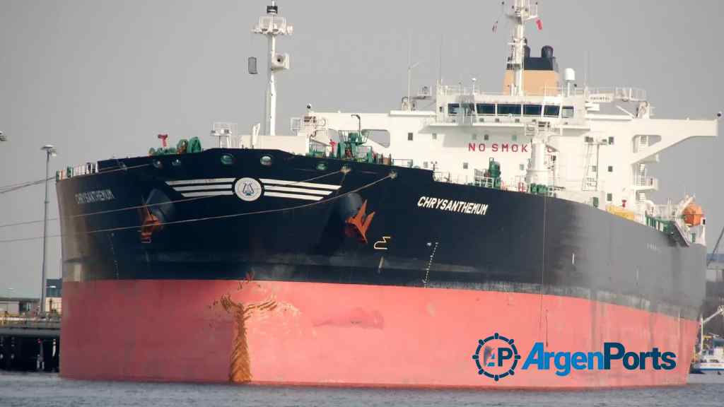 Un petrolero de casi 250 metros de eslora carga crudo para exportación en Bahía Blanca