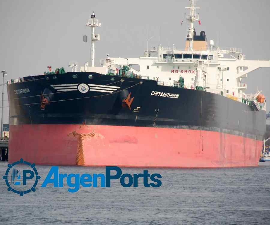 Un petrolero de casi 250 metros de eslora carga crudo para exportación en Bahía Blanca