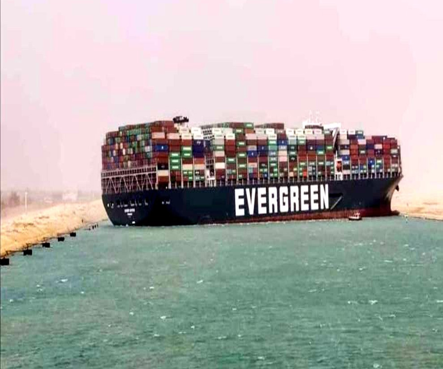 Megabarco encallado en el canal de Suez: el caos en la navegación podría durar varios días