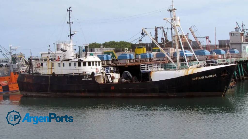 Hundimiento de un buque inactivo en la Base Naval Mar del Plata