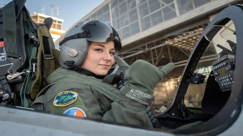 Video: así vuela la primera piloto de combate argentina un avión similar a los de Malvinas