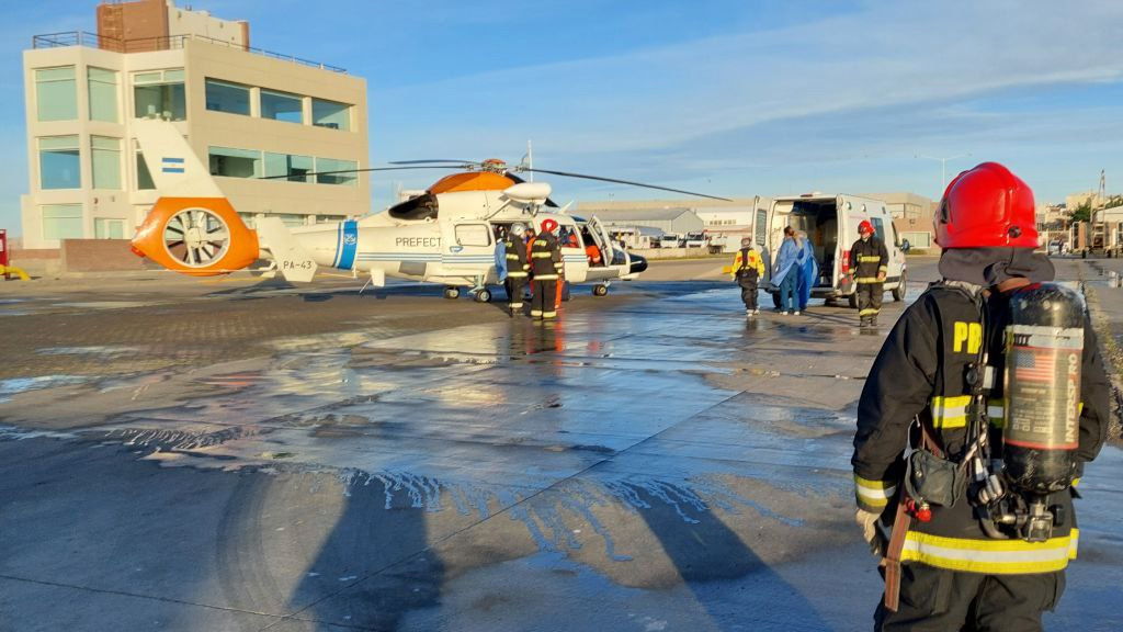 Video: emergencia en alta mar, Prefectura aeroevacuó a un tripulante enfermo