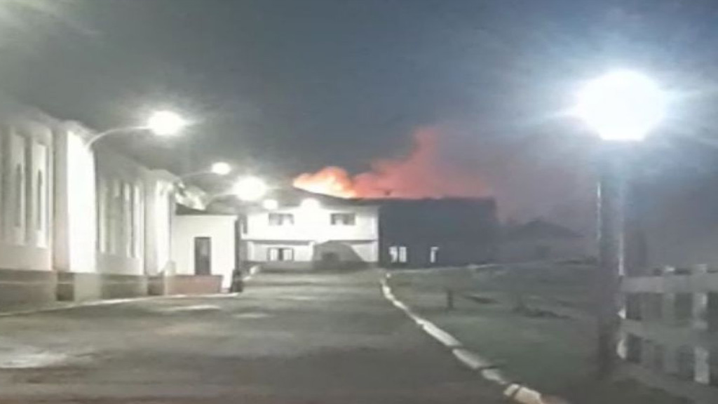 Videos: Incendio de grandes proporciones en el interior de la Base Naval Ushuaia