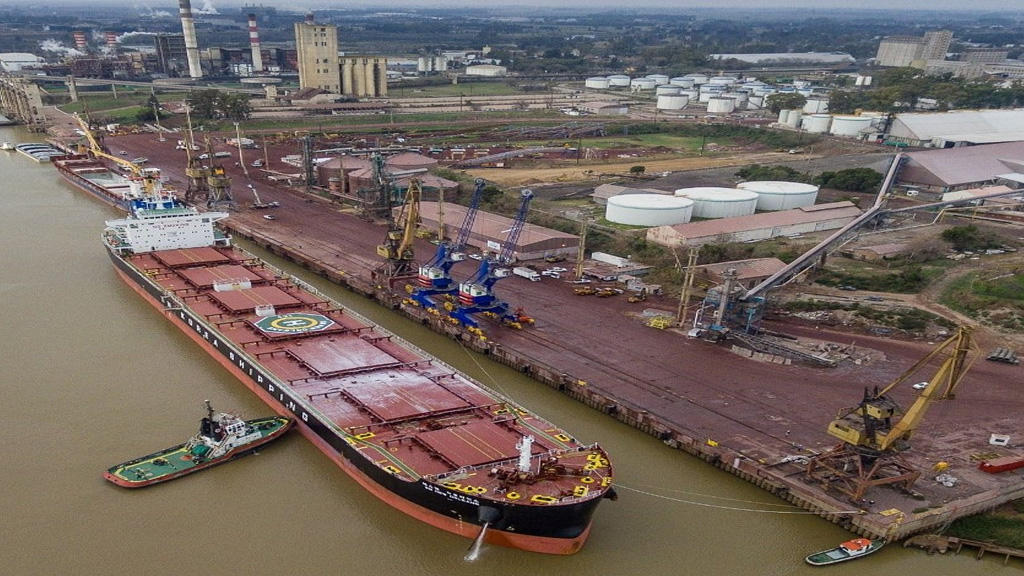 Pese a la bajante, un gigante atracó en el muelle norte de San Nicolás