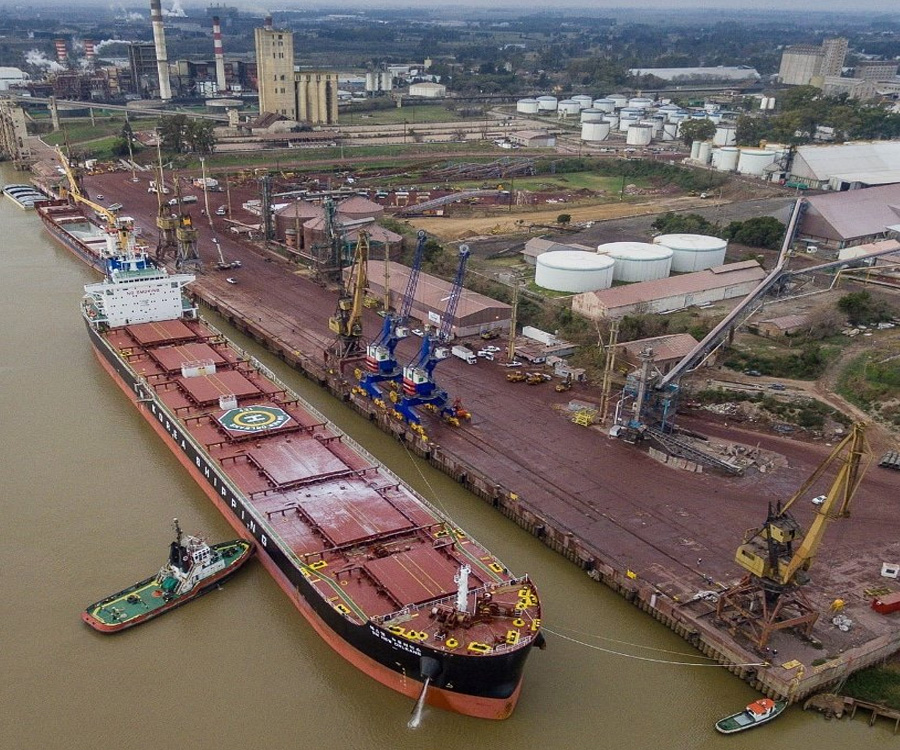 Pese a la bajante, un gigante atracó en el muelle norte de San Nicolás