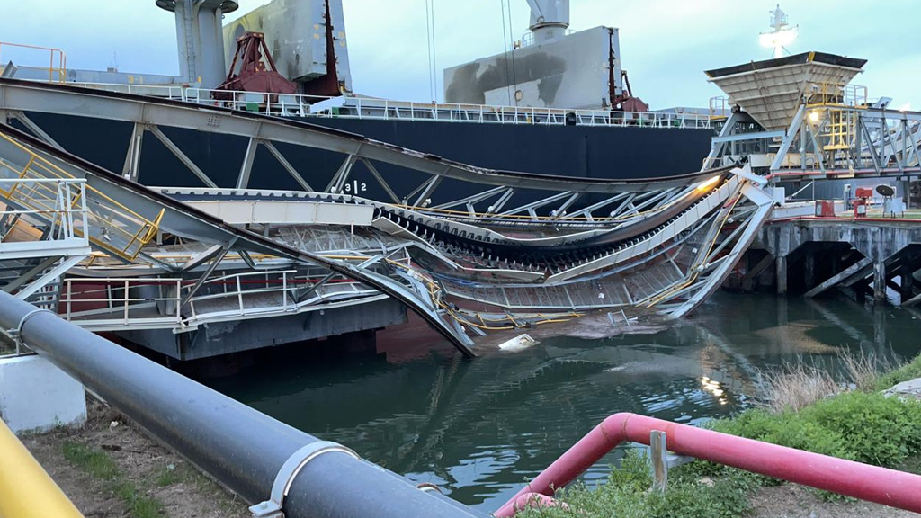 Puerto Quequén: se desplomó un sector de Pier Doce y un trabajador debió ser rescatado del río