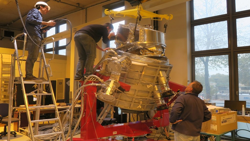 Llegó al puerto de Buenos Aires un telescopio para iniciar estudios sobre el Big Bang