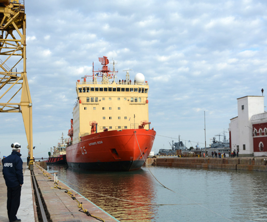 El rompehielos ARA Almirante Irízar ingresó a dique seco en Puerto Belgrano